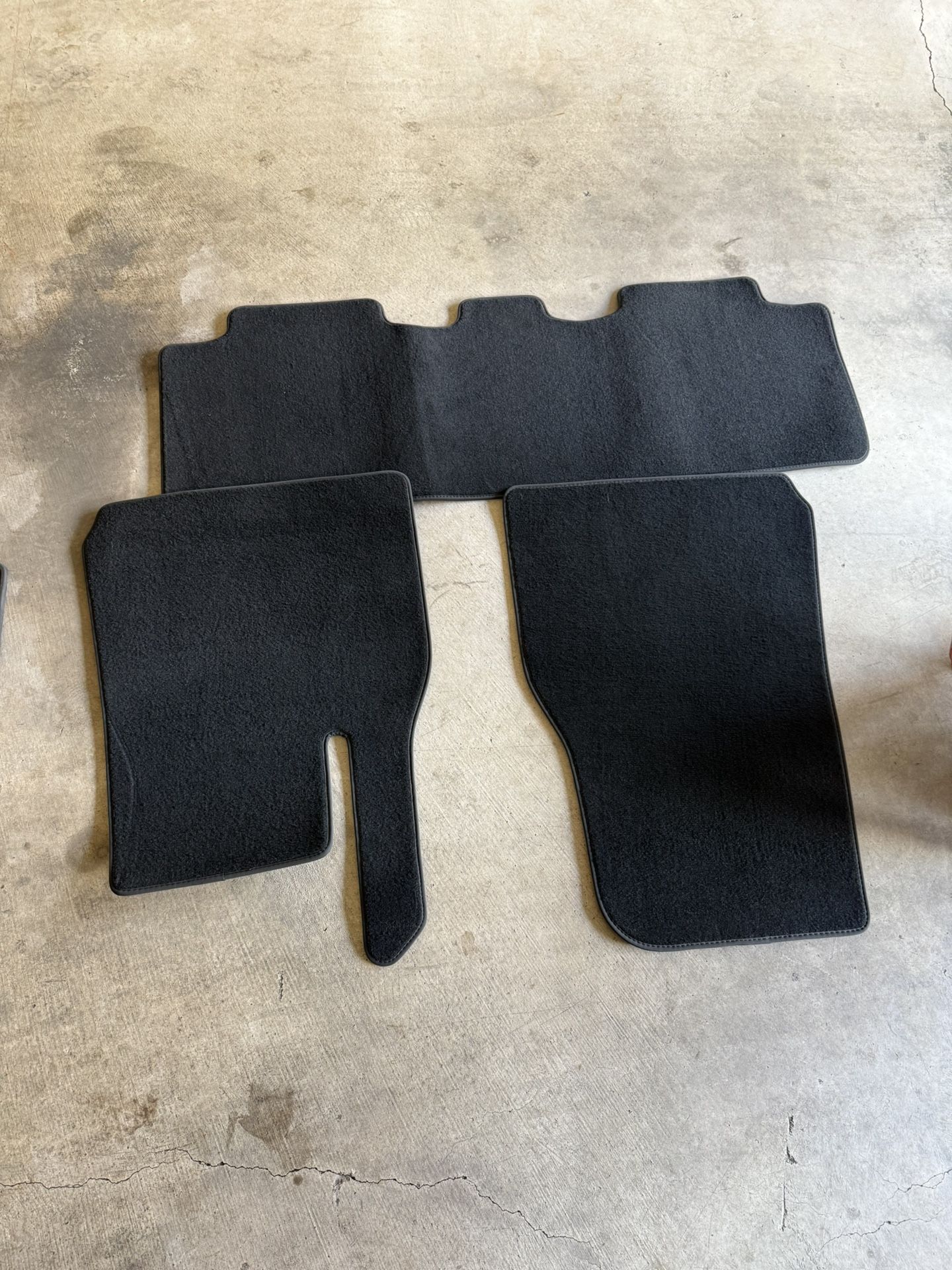 2023 Model Y Floor Mats (Never Used)
