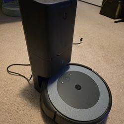 Roomba i4 Vacuum with Self-emptying Base