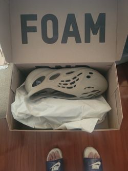 yzy foam rnr stone taupe sz 14