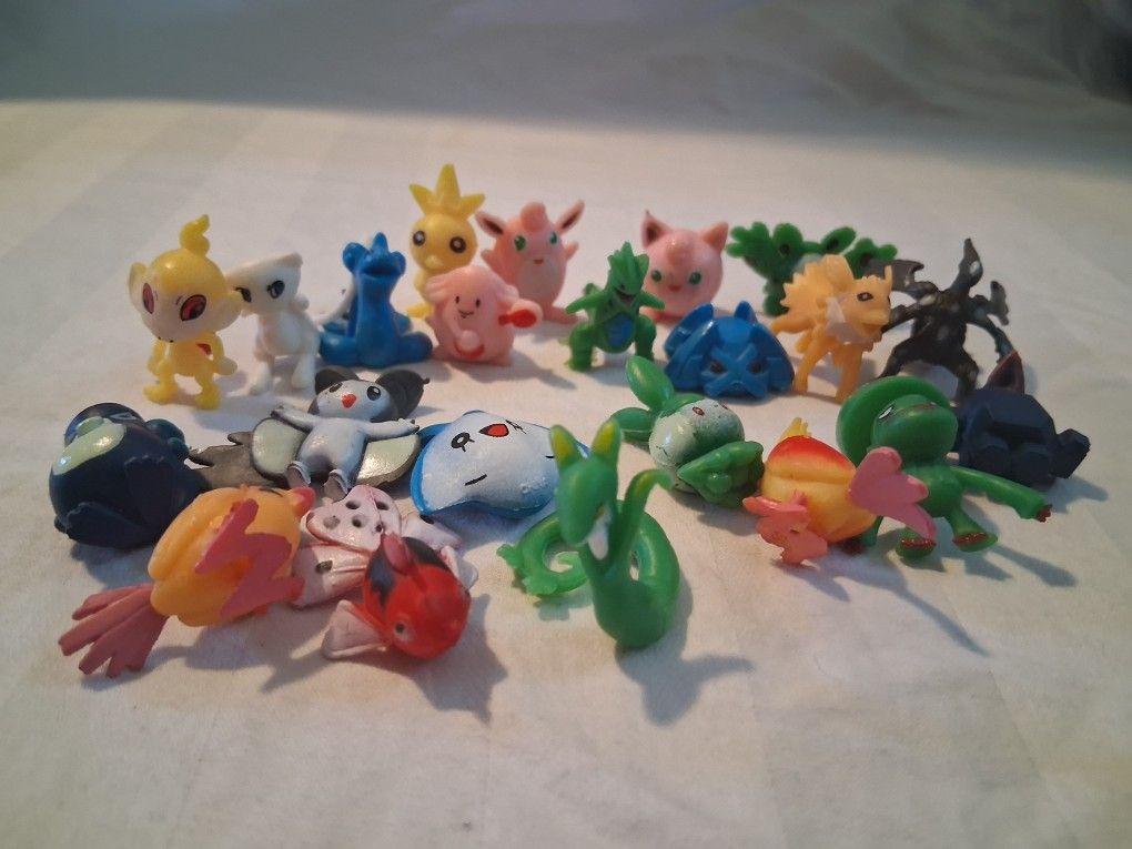 Small Pokémon figurines