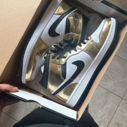 Jordan 1 Mid Metallic Gold 