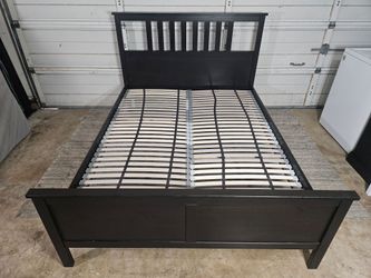 Queen Size Bed Frame, Good Conditions 👍, Black Color