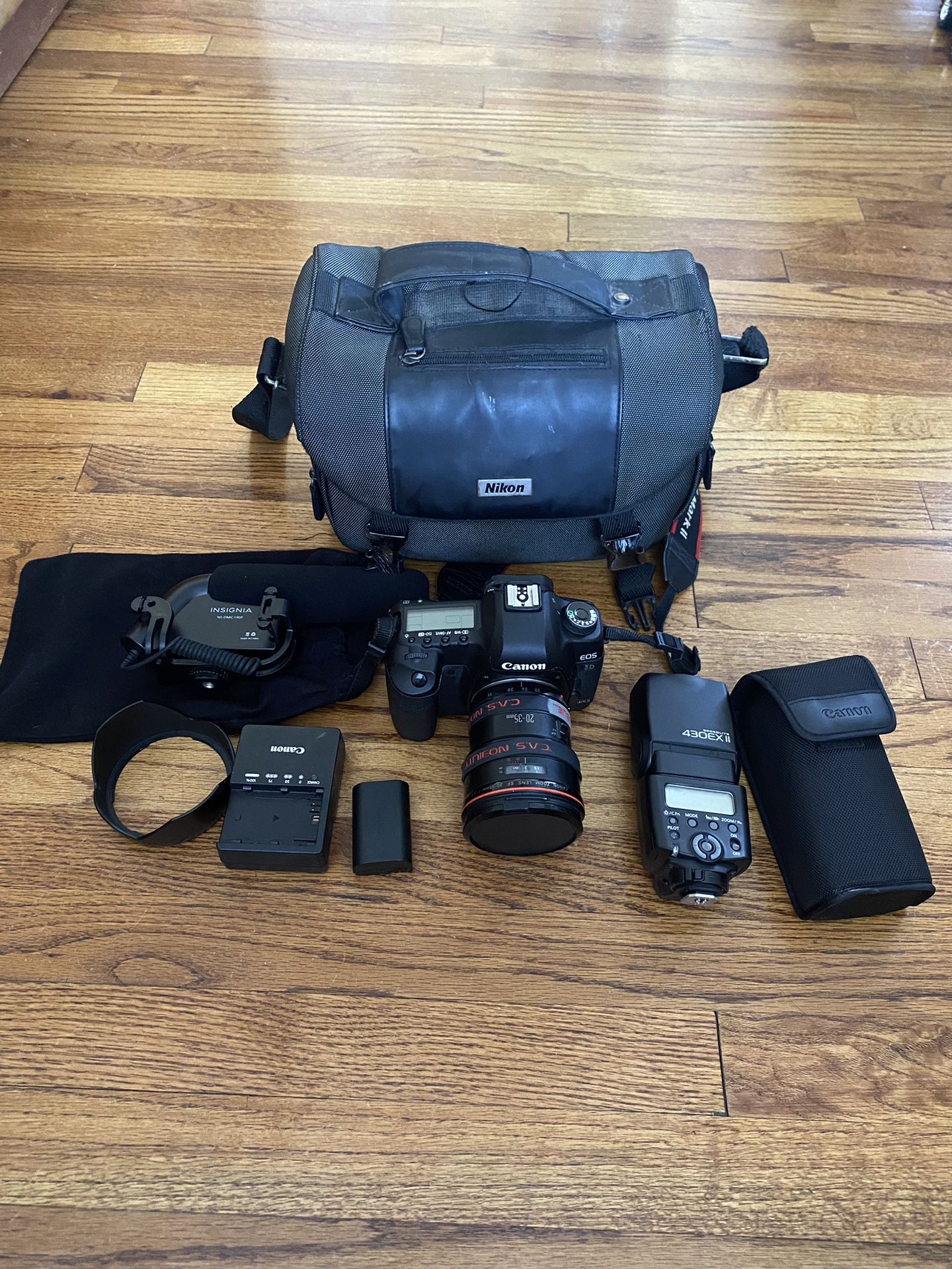 Canon EOS 5D Mark II Camera With Lens EF 20-35mm, 2 Batteries & Flashlight, Microphone