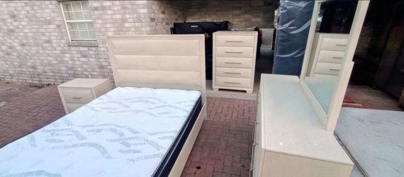 Queen bed set