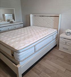 Beautiful Queen Bedroom Set. Used, in good condition. Normal Wear!

Pearl White Color