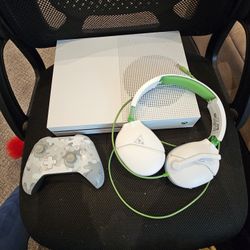 Xbox One S + Controller + Headset