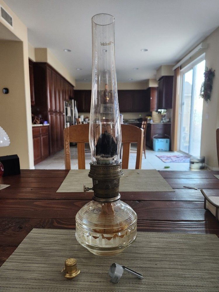 Vintage Aladdin Model 23 Clear Glass Kerosene Lamp – Functional & Collectible