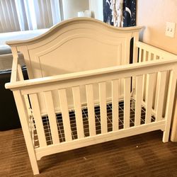 Baby/Toddler Crib/Bed