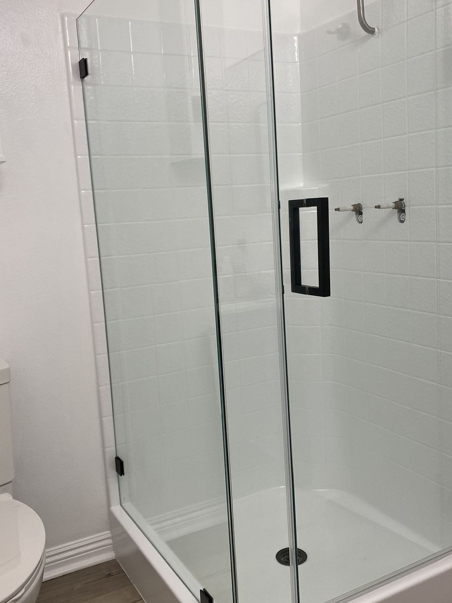 Vendo shower doors