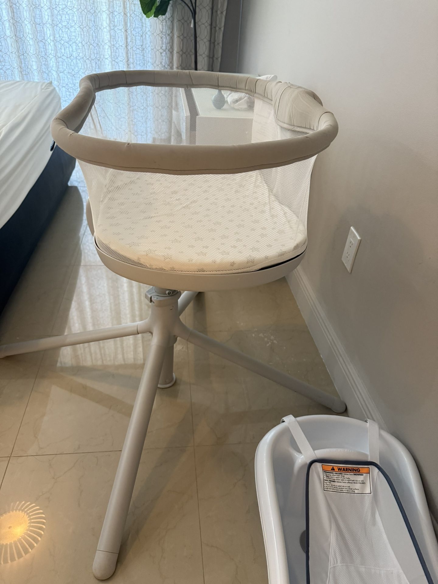 Halo BassiNest® Connected Swivel Sleeper 3.0 - Smart Bassinet