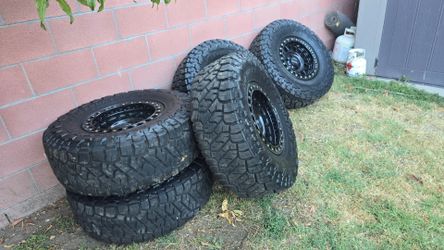 KMC Grenade Crawl Beadlock Wheels 17x8  6×139.7