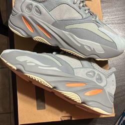 Adidas 700 Inertia Boost Size 8 Men - 09/01