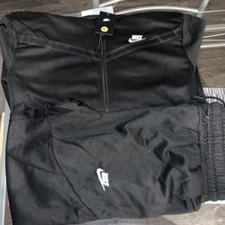 Mens Nike sweatsuits sizes medium,large,xl,2x,3x $70 each hmu ✅💯🔥