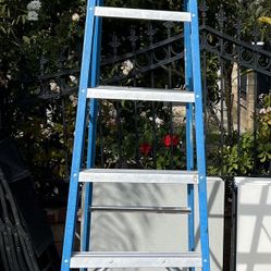 Werner 8 ft. H Fiberglass Step Ladder Type 1250 lb. capacity