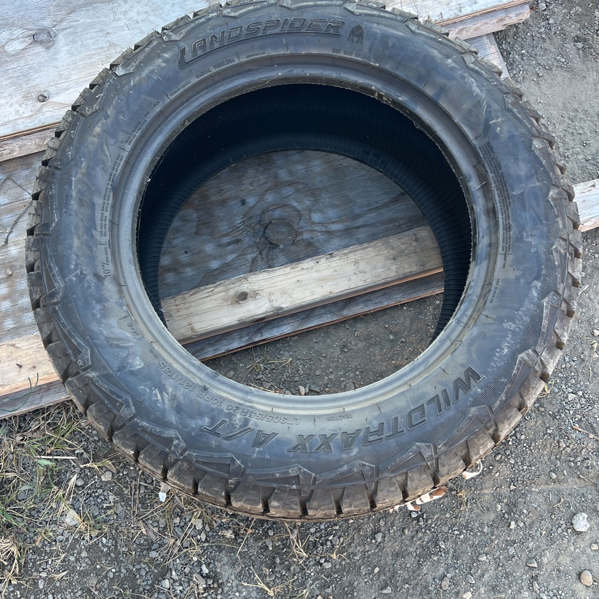 LT305/55R20