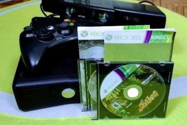 Xbox360° Console & Kinect + 2 Games. ( No Box.)
