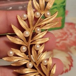 Goldtone Trifari. Brooch 