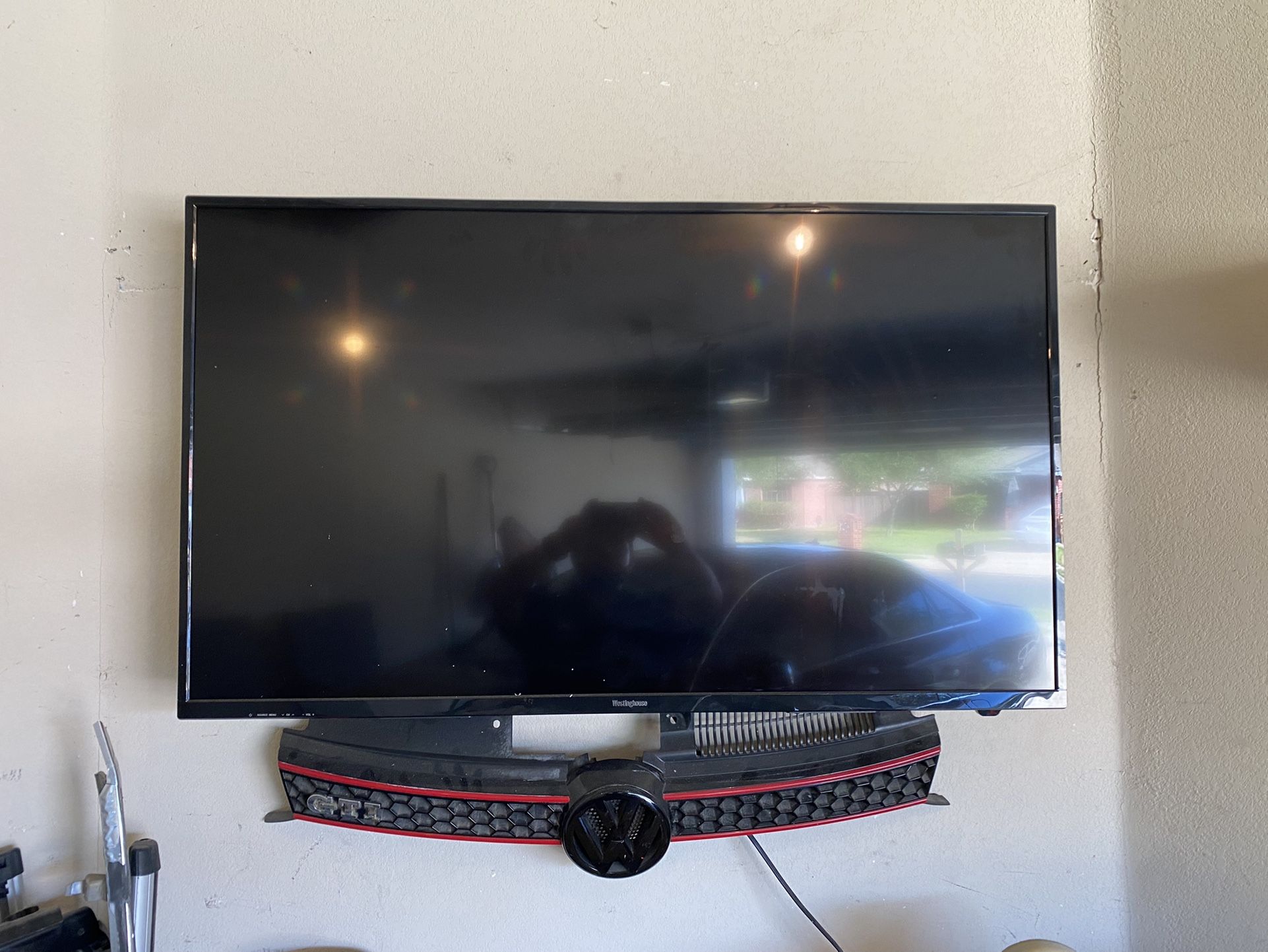 41in Tv With Chromecast and Wall Mount 