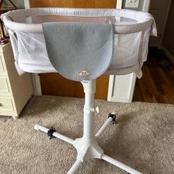  Halo Bassinet Swivel and Up and Down Movement 