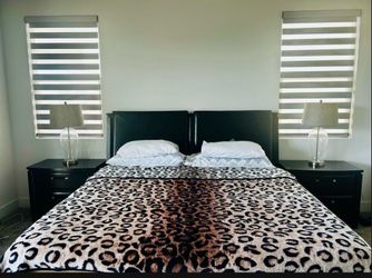 5 PIECE KING BEDROOM SET!