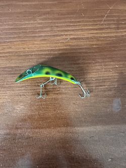 Vintage old school fishing lure – great for bass fishing or cabin / man cave decor. Don’t make them like this anymore.