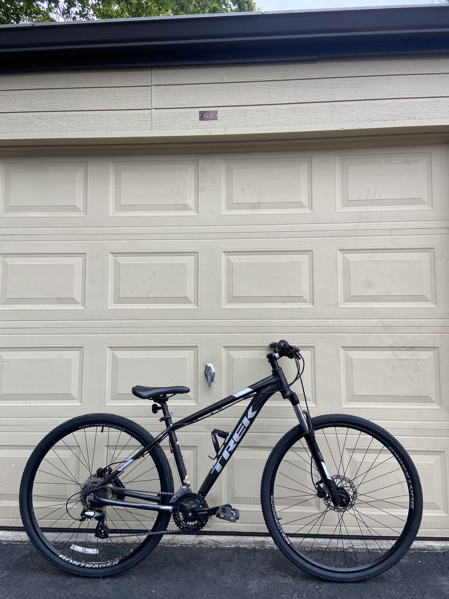 Trek Marlin 6 Mountain Bike – 17.5” Frame – 29” Wheels – 24-Speed – Hydraulic Brakes Bicycle