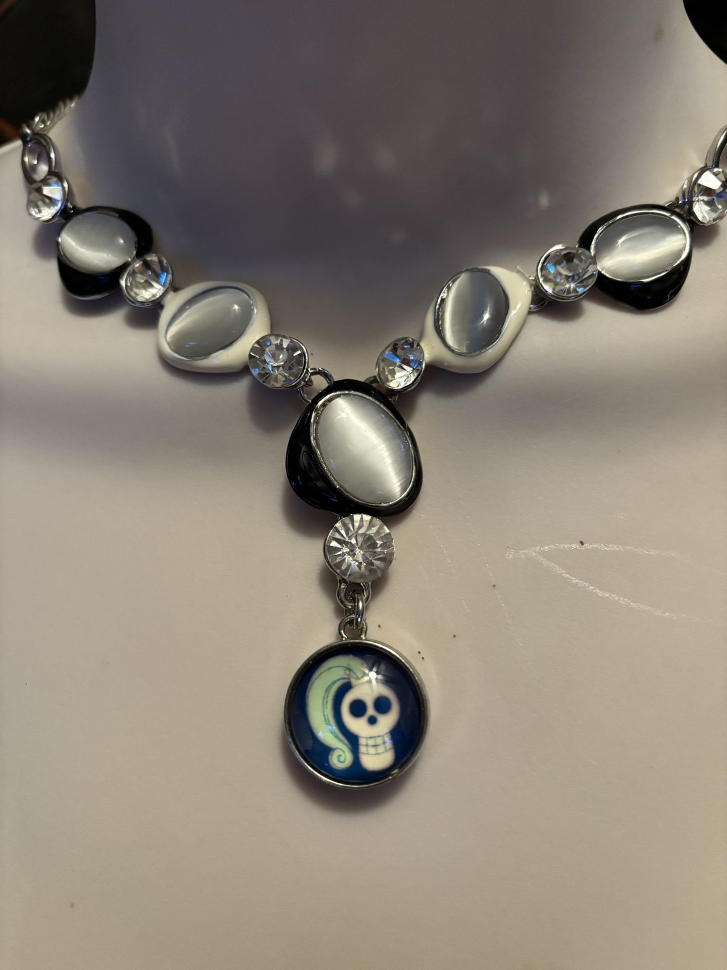 💎💀Halloween Silver Sexy Drop Skull Necklace Very Alluring Yet Classy 💀💎