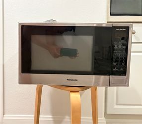 Panasonic Microwave 1.3 cu ft Over The Range in Stainless Steel Like New