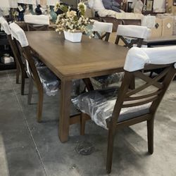 Like New Dining Table With 6 Chairs 