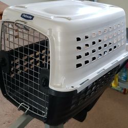 Petmate.  Kennel Medium Size