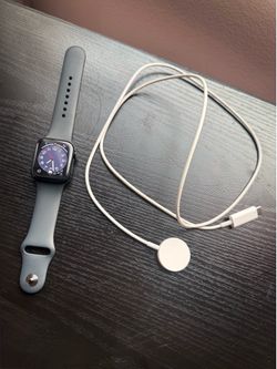 Apple Watch SE (2nd Gen) 40mm GPS + Charger- Excellent Condition