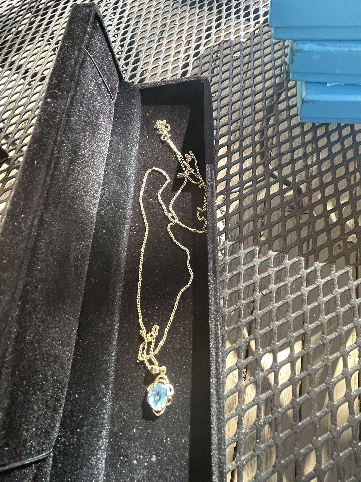 Gold 14K And Topaz Stone Necklace With 14K Gold 18 Inches Chain
