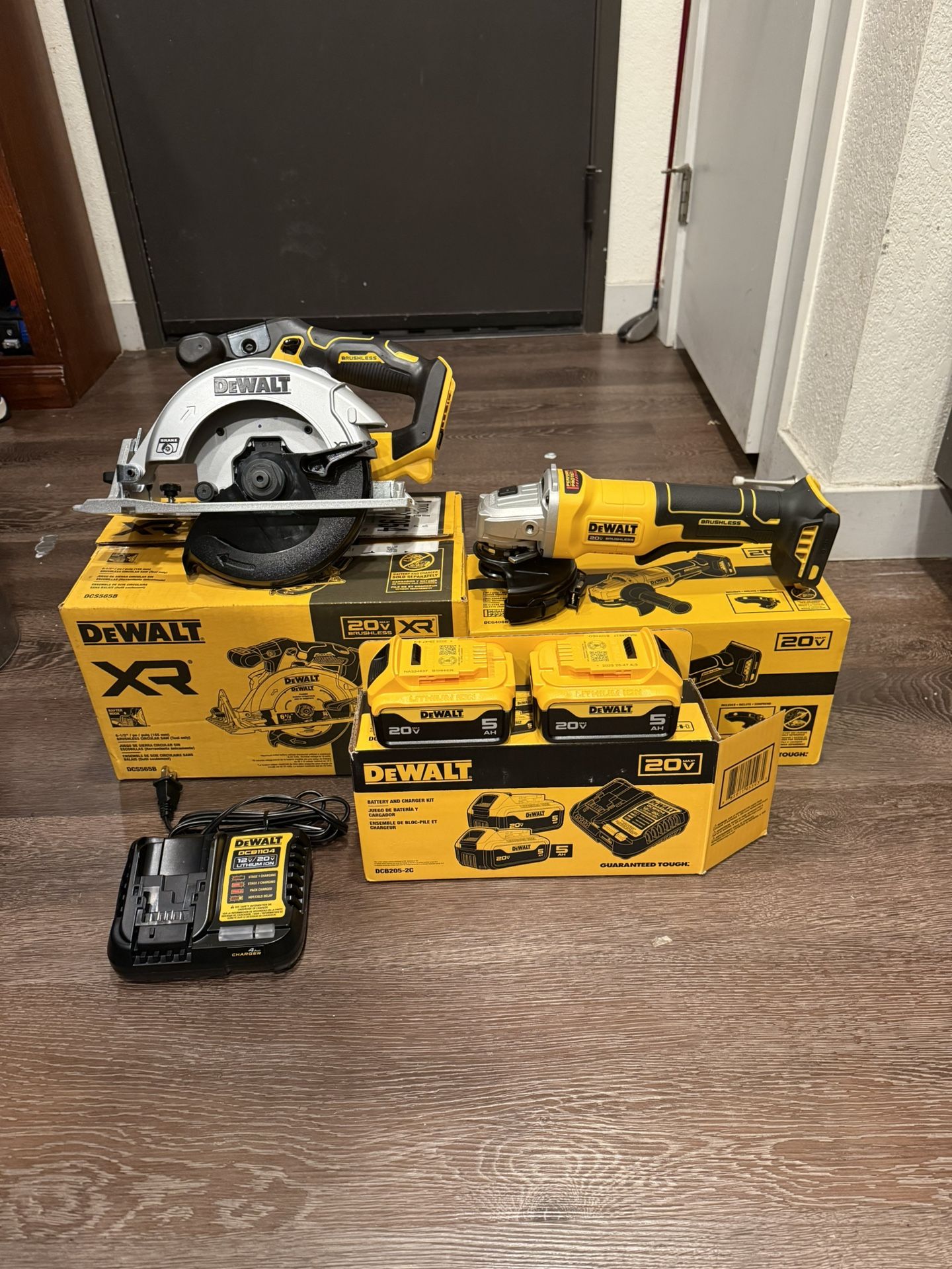 Dewalt 20v XR Cordless Circular Saw /Angle Grinder Kit