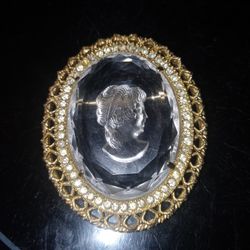 Vintage Cameo Clear glass Intaglio brooch with Gold tone filigree and rhinestone edging.

