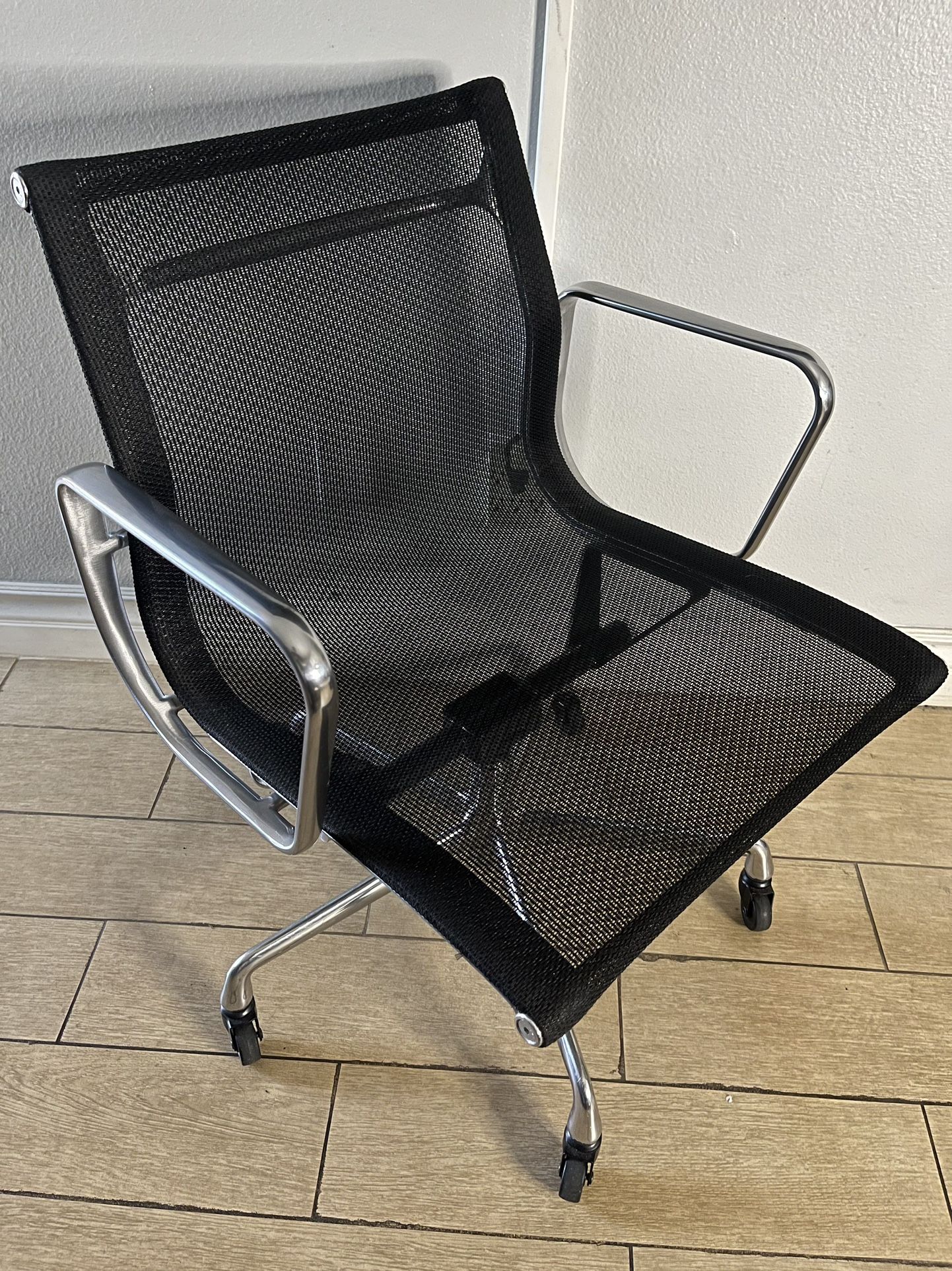 Herman Miller Eames Aluminum Group Management Office Desk Chair