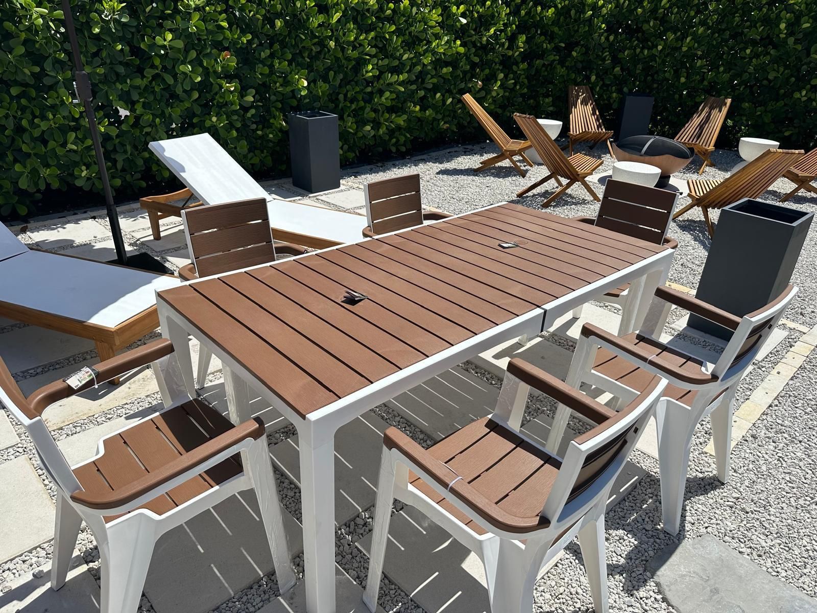 Beautiful Brand New Patio Set – Great Deal!