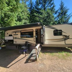 2017 Forest River Rainier Travel Trailer  30ft 