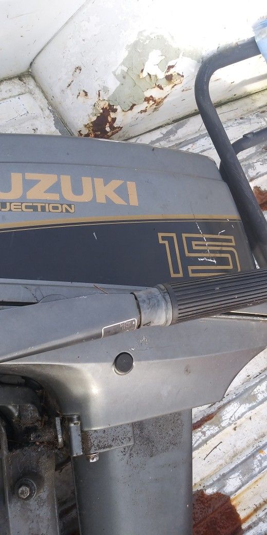 Suzuki 15 Horsepower Oil Injected Outboard Motor Runs!!e