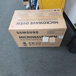 New Samsung Microwave Never Opened . Black Stainless Steel