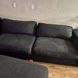 Black rooms To go Sectional Couch 