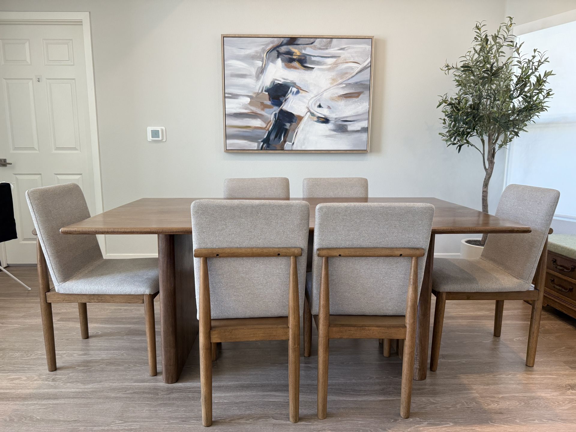 Beautiful Dining Table + 6 Chairs (Like new)