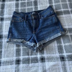 HIGH-RISE SHORT-SHORT