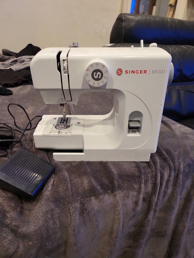 Singer Sewing Machine M1000 Comes With Foot Pedal And Power Cord Works Like Brand New