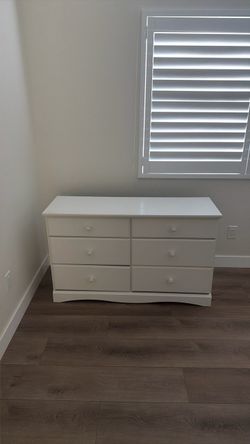 White 6-Drawer Dresser