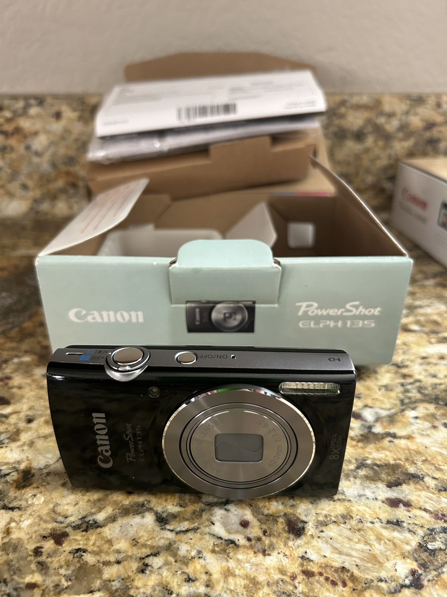 Canon PowerShot ELPH 135 8X Optical Zoom (Battery+Charger)