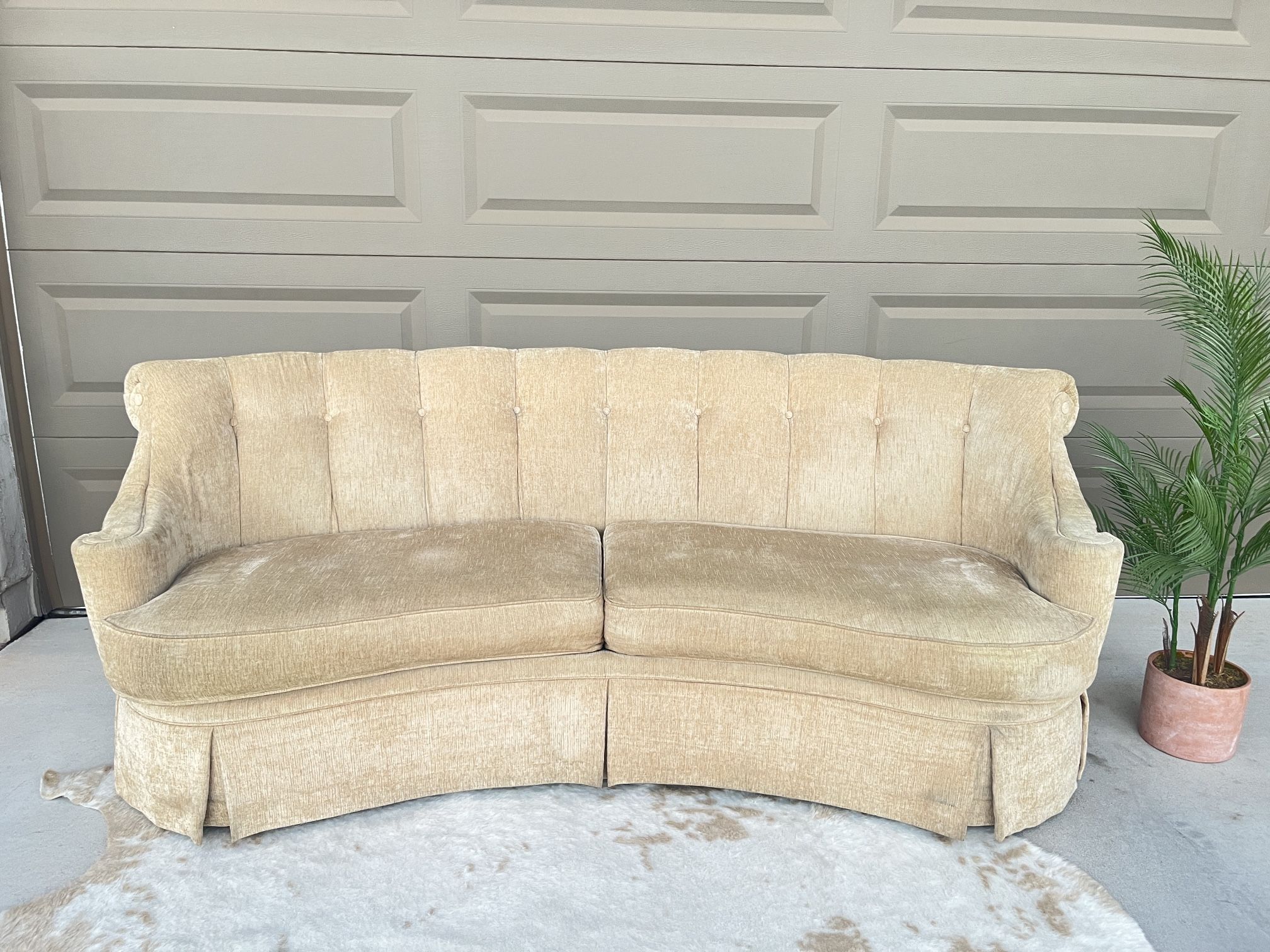 Thomasville Vintage Curved Chanel Back With Four Accent Down Filled Pillows
