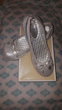 Mk flats size 5 but fits 6 1/2 - 7