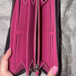 LV WALLET LIGHTLY USED