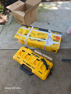 Dewalt 20v  faster Charguer 4 station new $225 Price FIRM/ Nueva PRECIO FIRME $225
