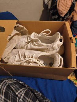 YEEZY BOOST 350 V2 (LIKE NEW)